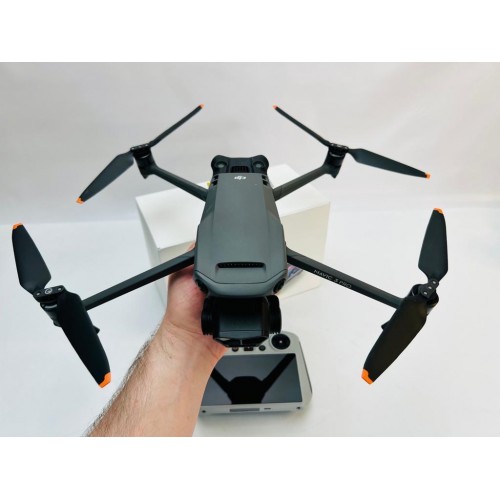 Квадрокоптер DJI Mavic 3 Pro в Санкт-Петербурге с пультом DJI RC